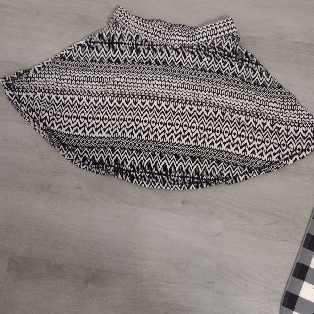 Material Girl Black and White Patterned Skirt Size S.